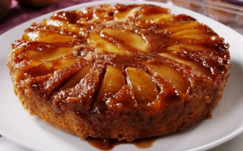 Rețetă de toamnă. Cum faci cel mai simplu și delicios tort de mere cu zahăr ars