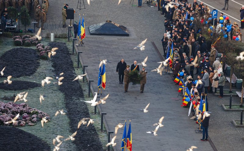 Au început manifestările de 1 Decembrie la Cluj-Napoca: depunere de coroane în Piața Mihai Viteazul