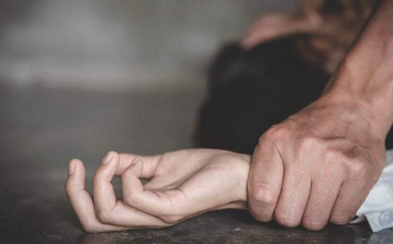 O adolescentă de 15 ani a fost violată în toaleta unui mall de fostul iubit. Un martor a auzit întreaga scenă