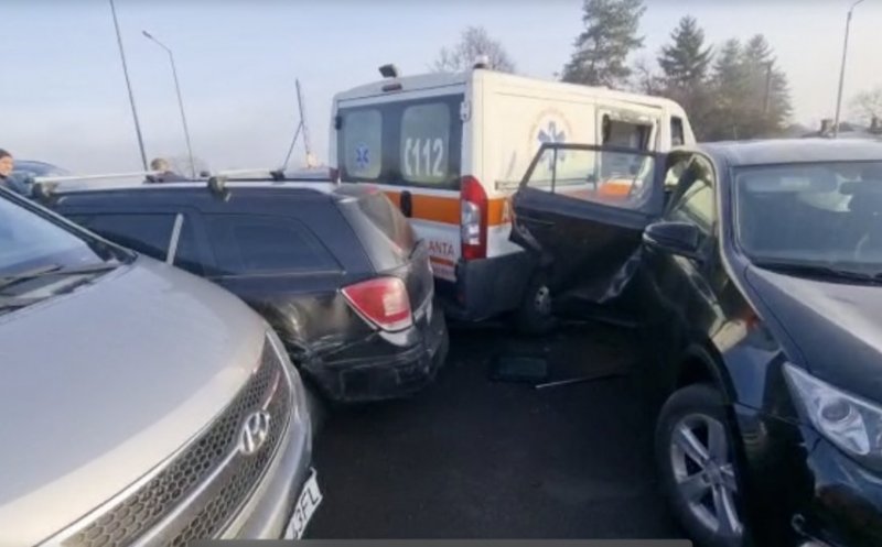 Actident cu 17 mașini între Brașov și Predeal. „Gheața neagră” și ceața au pus șoferii în dificultate