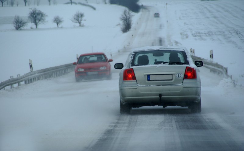 Grijă la șofat pe drumurile Clujului. Poleiul și vizibilitatea redusă îngreunează condusul