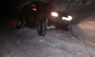 Un cuplu din Cluj s-a împotmolit cu mașina pe cel mai înalt vârf din Apuseni. S-au blocat în zăpadă când au vrut să întoarcă
