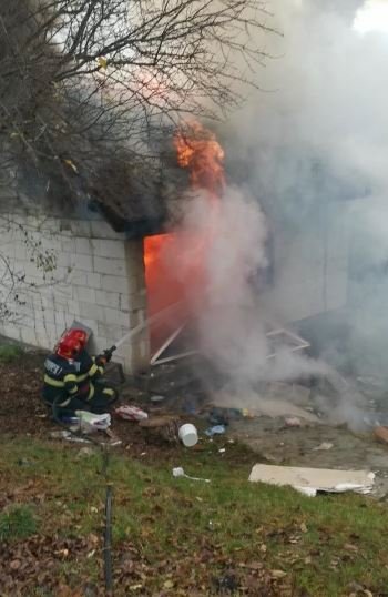 Cluj: INCENDIU la o magazie plină cu vopseluri, lacuri și drujbe pe benzină