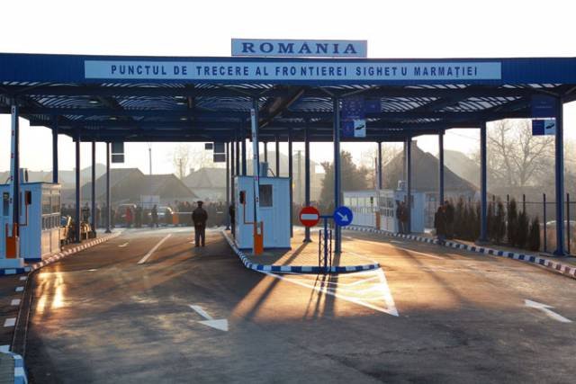 Muniţie pentru mitralieră AK 47, fiole de morfină și o substanţă care pare a fi TNT, găsite într-un microbuz care intra în ţară