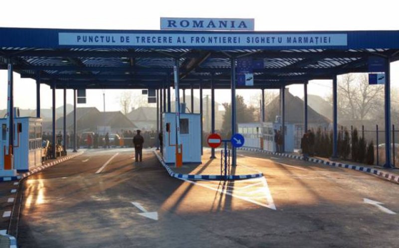 Muniţie pentru mitralieră AK 47, fiole de morfină și o substanţă care pare a fi TNT, găsite într-un microbuz care intra în ţară