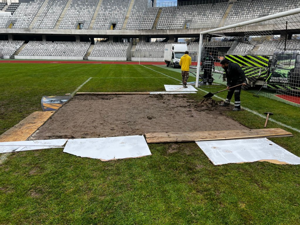 Lucrări de întreținere a gazonului de pe Cluj Arena. "Înlocuim porțiunile din fața porților și îl îndreptăm"