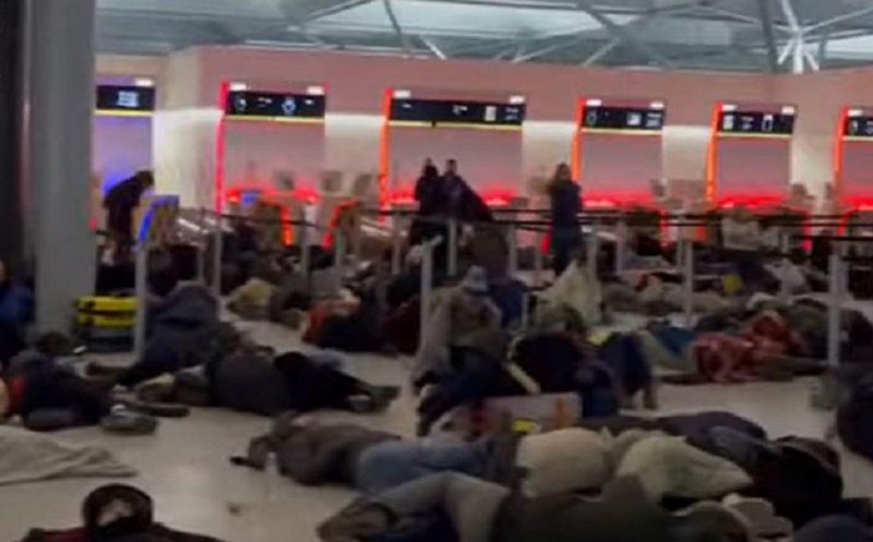 Clujeni, blocați de peste 10 ore pe Luton! Avioanele nu pot decola din cauza zăpezii