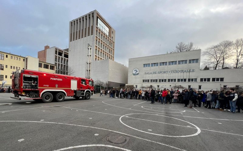 Elevii de la Colegiul George Coșbuc, evacuați de urgență. S-a declanșat alarma de incendiu