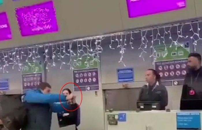 Un român și-a rupt pașaportul în timpul unei crize de nervi pe aeroportul Luton din Marea Britanie