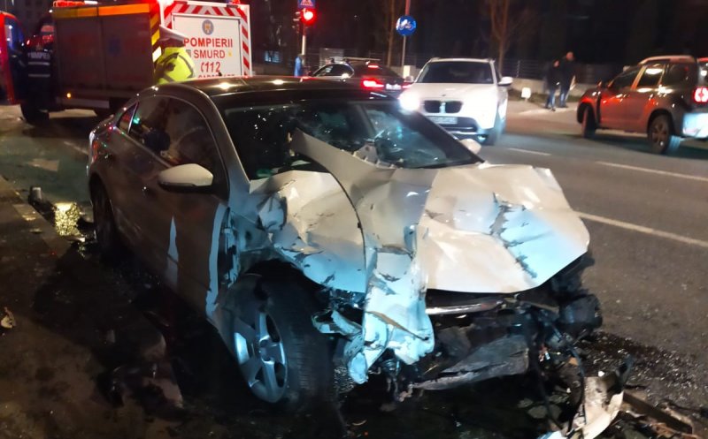 Accident GRAV pe Bună Ziua. Trei răniți, printre care și un pieton/ O femeie a rămas încarcerată