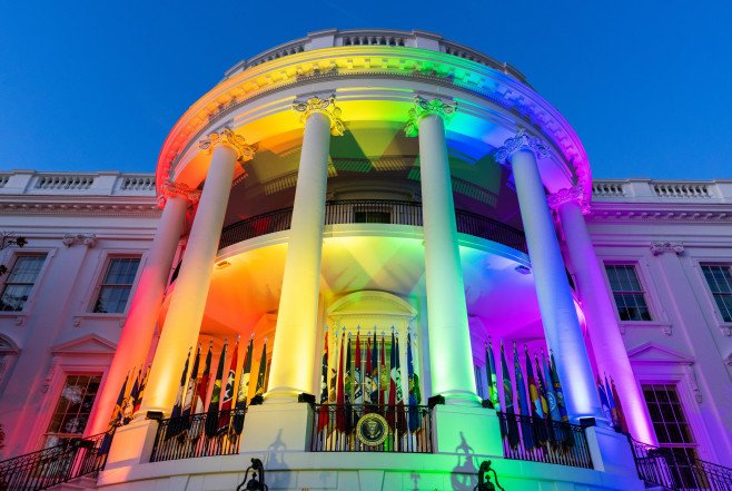 Joe Biden a semnat legea pentru căsătoriile gay. Casa Albă, iluminată în culorile curcubeului