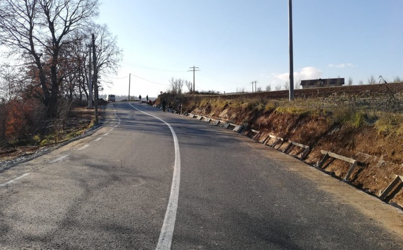 Asfalt și reparații pe un nou drum județean din Cluj