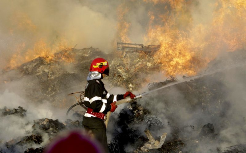 INCENDIU la Pata Rât: Au ars 10 mp deşeuri din plastic