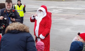 Moș Crăciun a sosit cu avionul la Cluj