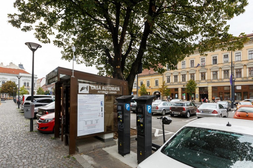 Doar 47.000 de locuri de parcare pentru cele 200.000 de mașini din Cluj-Napoca. Cu cât se vor scumpi abonamentele în 2023