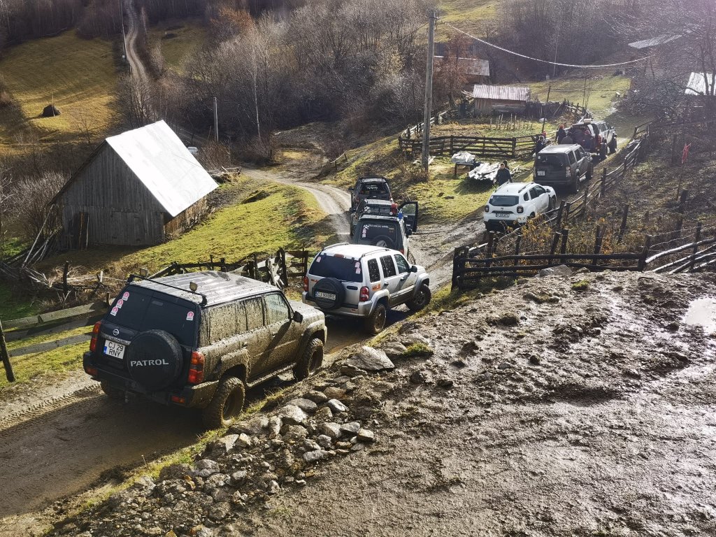 Cadourile de la Moșu' trimise în Apuseni cu "renii 4x4" de la CERT Transilvania au ajuns la destinatari