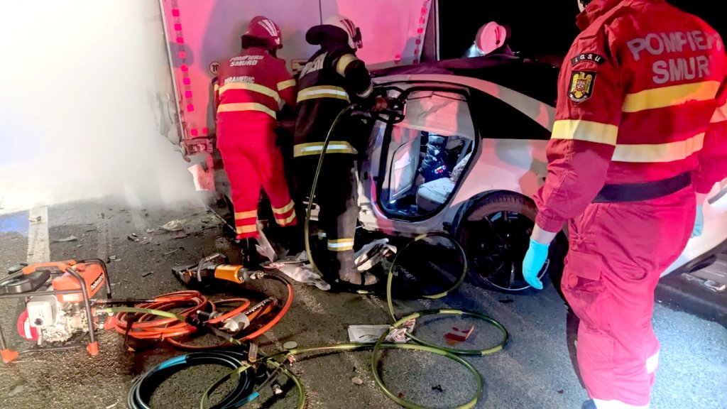 Doi tineri de 19 și 22 de ani au murit, iar altul e în comă după ce mașina în care se aflau s-a izbit de un TIR parcat pe şosea