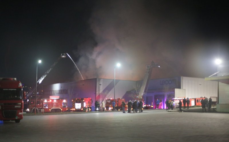 O noapte întreagă, 70 de pompieri din Cluj, Alba, Sălaj s-au luptat cu flăcările de la Tetarom. O persoană rănită. Urmează ancheta