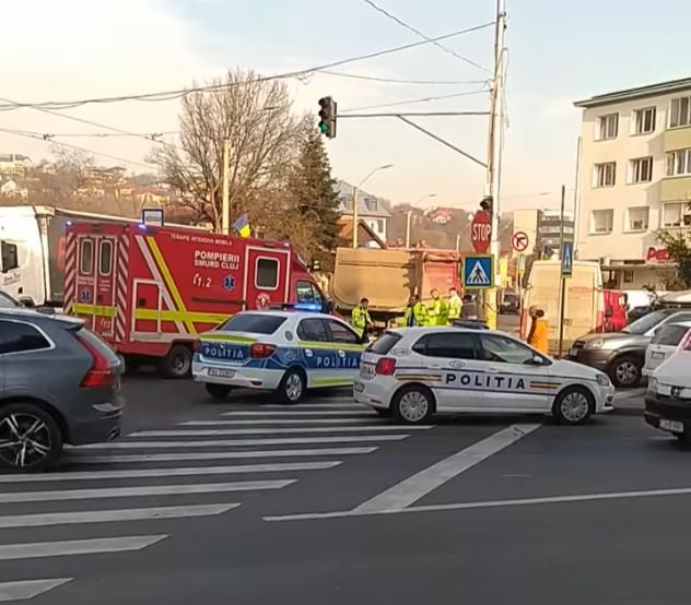 Accident în Iris. O persoană a fost lovită de un camion pe Oașului/ UPDATE: Femeia accidentată a murit