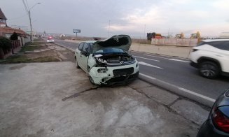 Impact violent între două mașini pe Cluj - Turda. Tânără rânită, transportată de urgență la spital