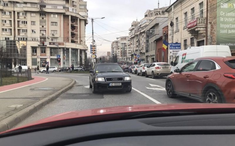 Vin Sărbătorile, începe HAOSUL în trafic! Șofer surprins pe contrasens în Piața Cipariu