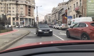 Vin Sărbătorile, începe HAOSUL în trafic! Șofer surprins pe contrasens în Piața Cipariu