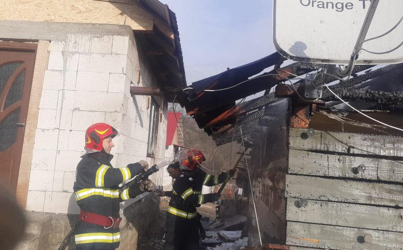 Cluj: Locuință cuprinsă de flăcări. Au intervenit pompierii