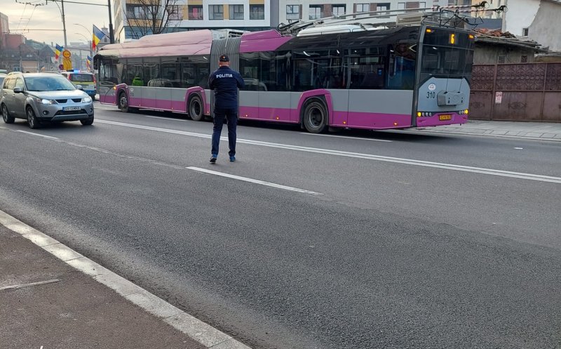 Poliția și SMURD-ul pe Moților. Un bărbat s-a izbit de un troleibuz