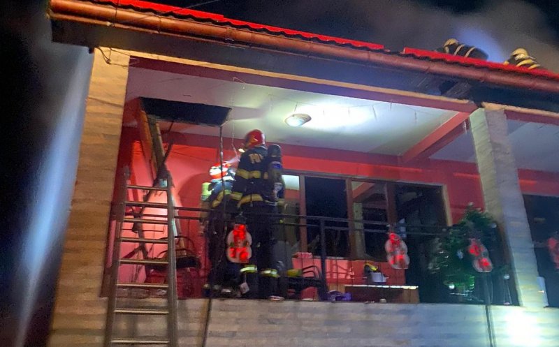 Incendiu la Aghireșu. Acoperișul unei case a luat foc