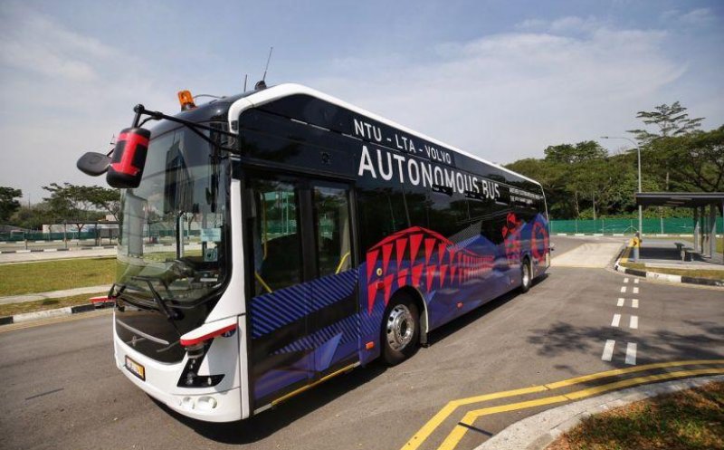 Primarul nu renunță la ideea autobuzelor autonome. "Așteptăm schimbarea legislației"