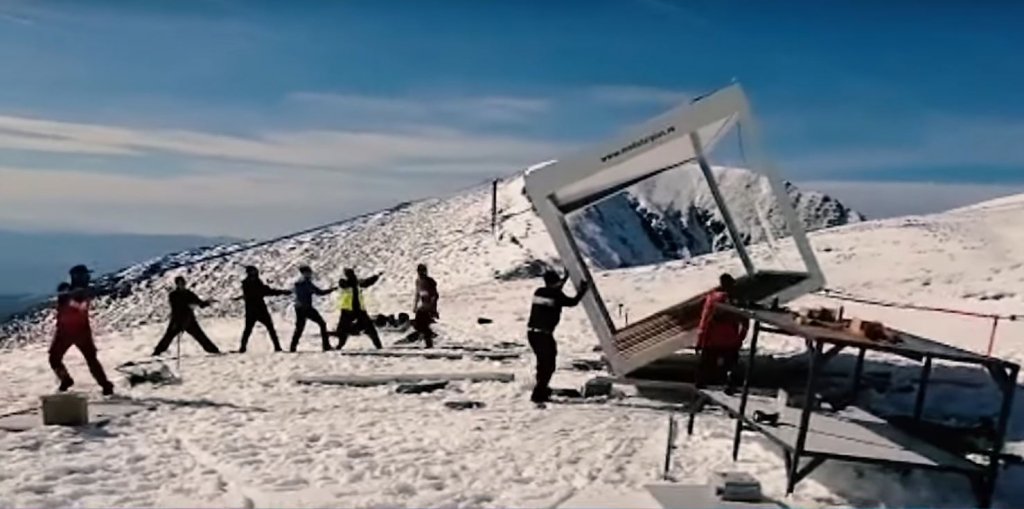 Refugiu nou în Munții Făgăraș. Are pereți izolați și panou solar cu prize USB