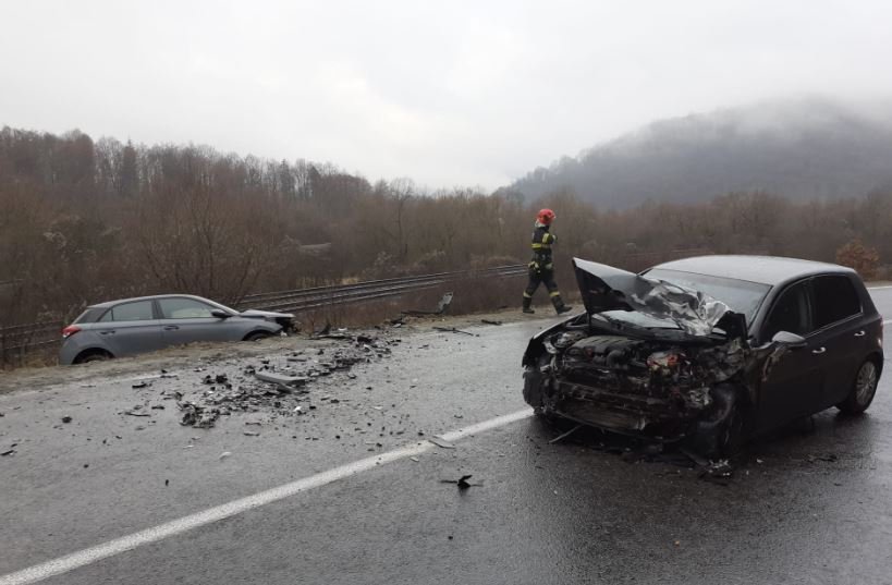 Accident grav la Cluj. Două persoane au rămas încarcerate
