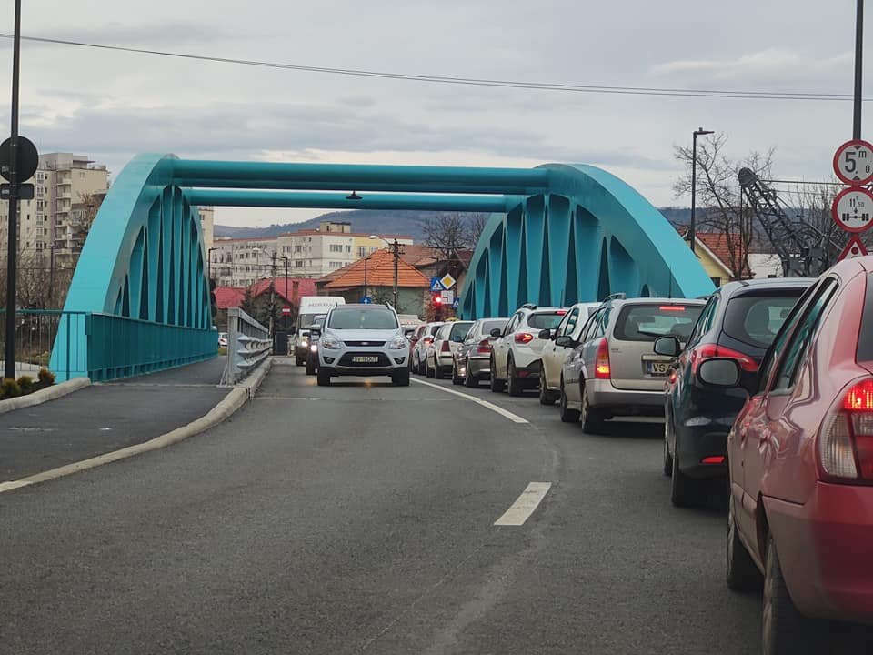 Podul Porțelanului. De abia a fost deschis și deja e aglomerat: „Podul e gata, traficul rămâne”