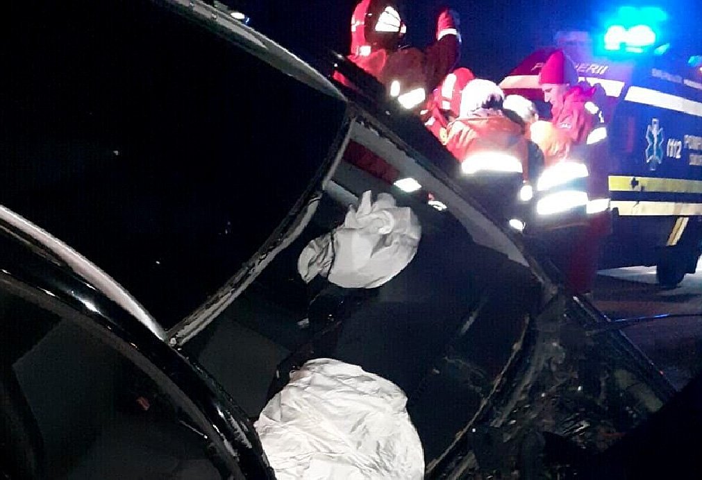 ACCIDENT în judeţul Cluj, cu victimă ÎNCARCERATĂ. A intrat frontal într-un pod de beton pe fondul "altor preocupări"