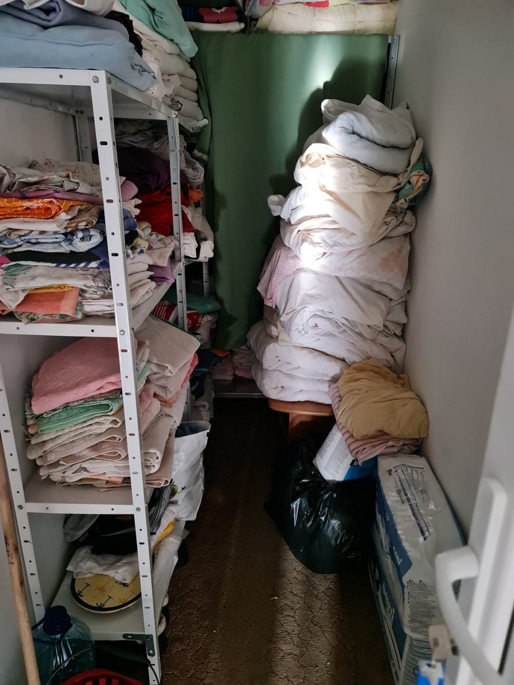 Lenjerii de pat murdare, praf, igrasie și rugină la două cămine de bătrâni din Cluj. ANPC-ul a dat amenzi de 120.000 lei: „Aici e focar de infecție”