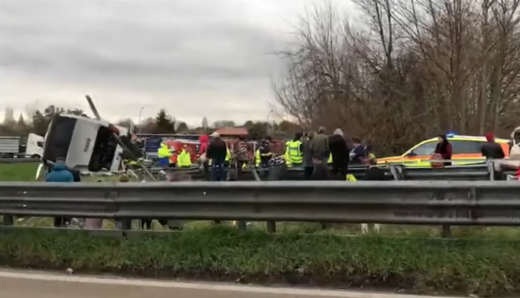 Un autocar cu români s-a răsturnat pe o autostradă din Italia. Răniții, transportați la spital și cu elicopterul
