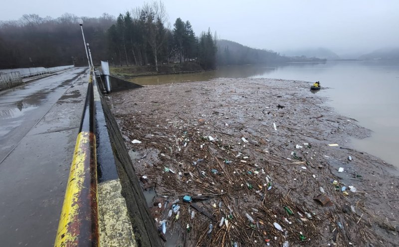 Gunoaie și lemne, în lacul de acumulare de la Gilău