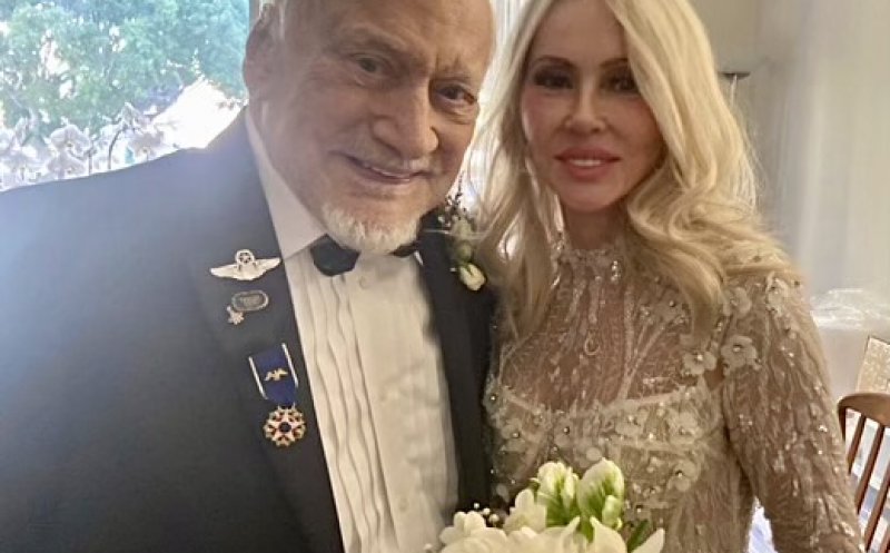 Al doilea astronaut care a păşit pe Lună, Buzz Aldrin, s-a căsătorit cu o româncă. Este mai tânără cu 30 de ani decât el