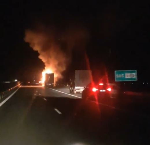 INCENDIU pe A10, pe sensul spre Cluj. Un camion arde ca o torță