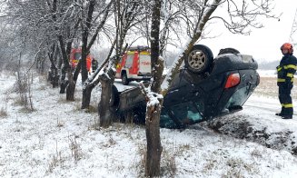 Autoturism RĂSTURNAT într-o localitate din judeţul Cluj. Intervin SMURD-ul şi descarcerarea