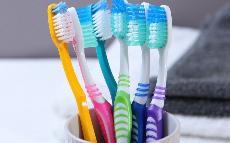 Periuţa ta de dinţi te poate îmbolnăvi? Câte bacterii conţine şi la cât timp trebuie schimbată