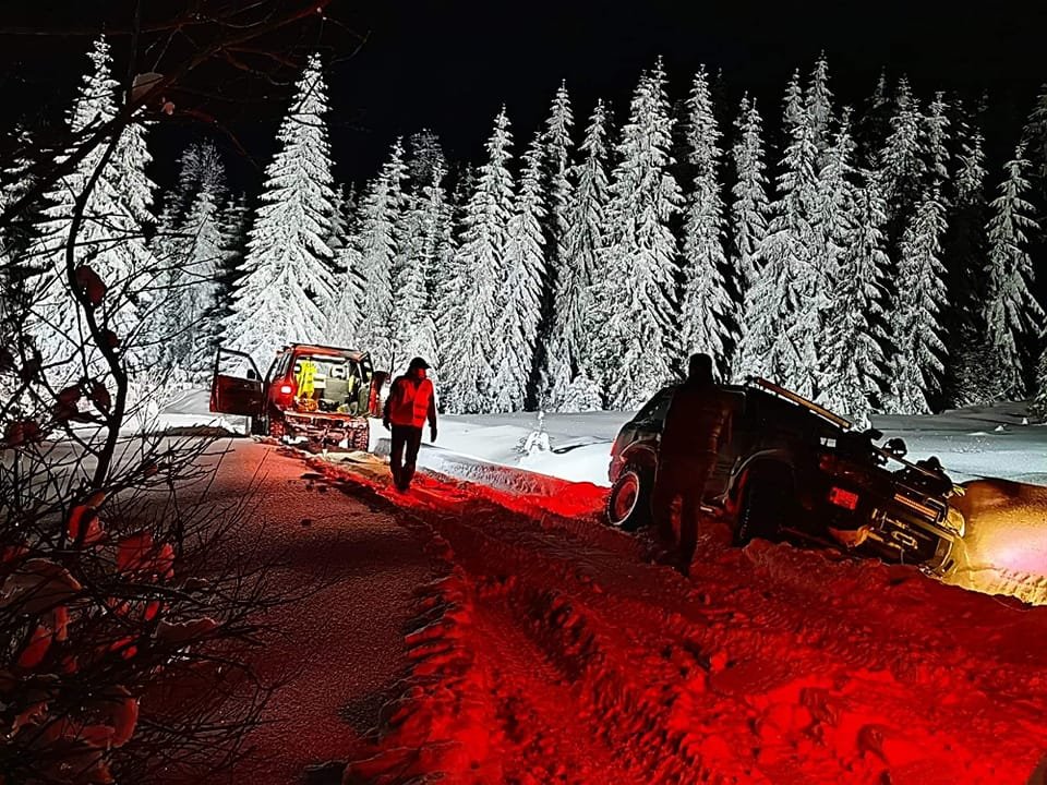 12 mașini blocate în zăpădă pe drumuri închise din județul Cluj