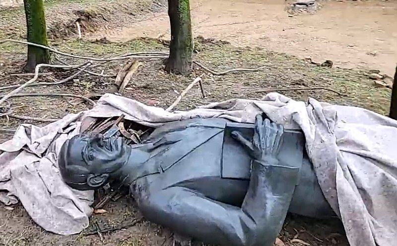Indignare la Cluj-Napoca: Statuia lui Iuliu Maniu, la pământ, printre gunoaie / Reacţia primarului Emil Boc