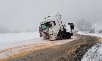 Accident grav la Cluj! Un camion s-a răsturnat peste o mașină