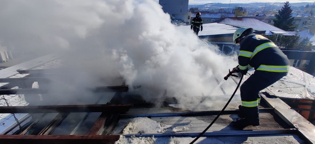 INCENDIU pe terasa unui bloc din centrul Clujului