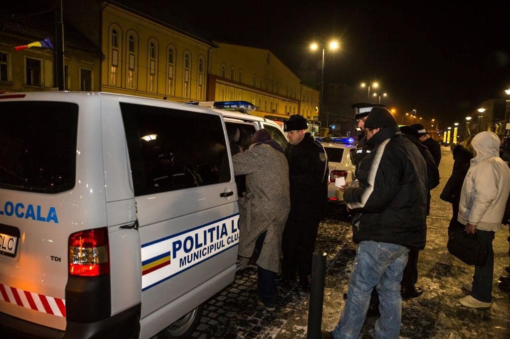 Boc: ''Nimeni nu doarme sub cerul liber la Cluj-Napoca!''. La ce numere de telefon puteți suna