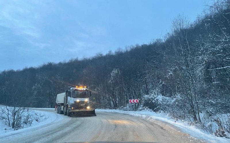 Șeful județului Cluj explică problemele de pe drumurile înzăpezite: „Sarea își pierde proprietățile la -7 grade Celsius”
