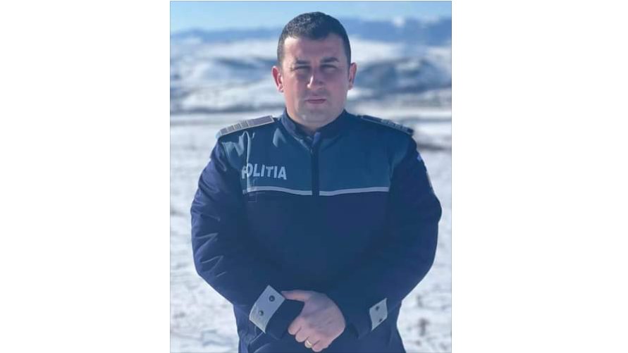 Polițistul din Ciurila cu INIMA MARE! Și-a sacrificat ziua liberă pentru șoferii înzăpeziți și a SALVAT o mămică cu 3 copii / Abia după miezul nopții și-a pupat fetele de noapte bună