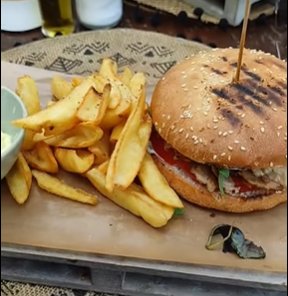 Burger usturător la preț în Cluj. Turist: „Cică Mamaia e scumpă”