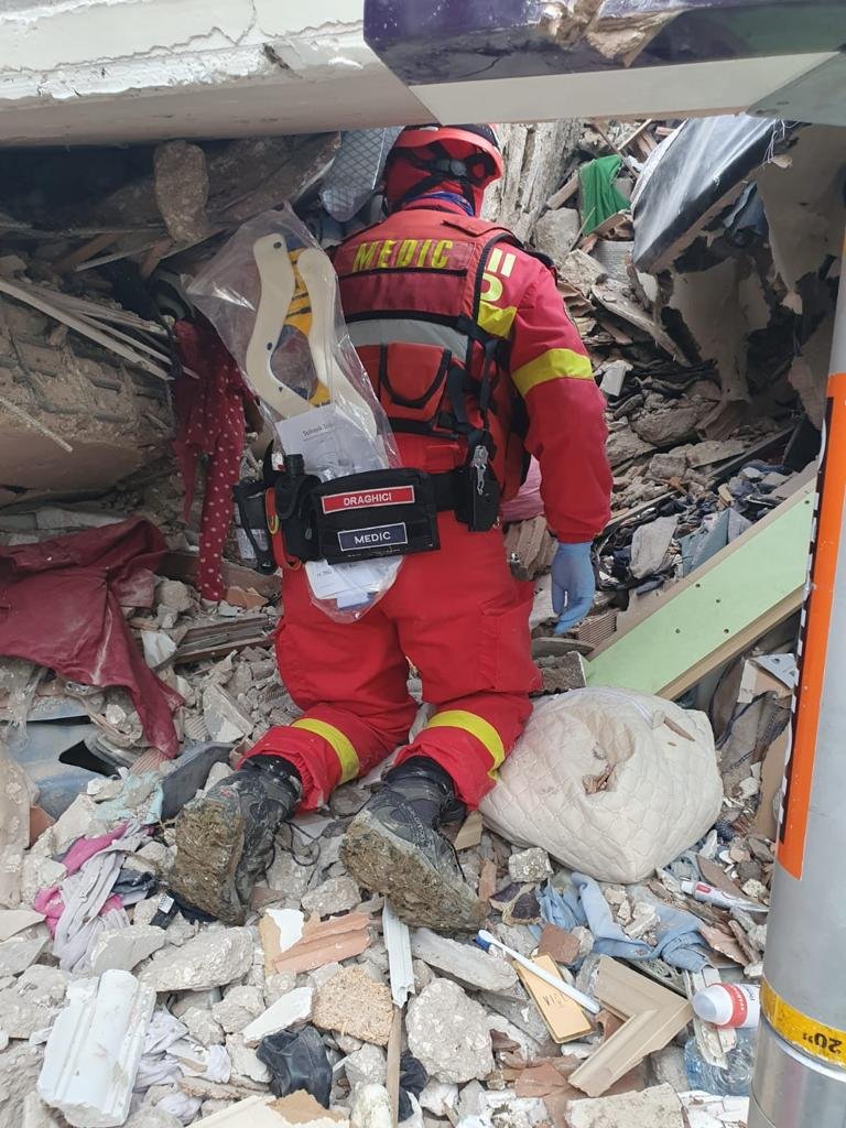 Salvatorii români au scos din ruinele cutremurului din Turcia o familie al cărei copil a murit: ”Mulțumim ROMÂNIA pentru ajutor în țara mea”